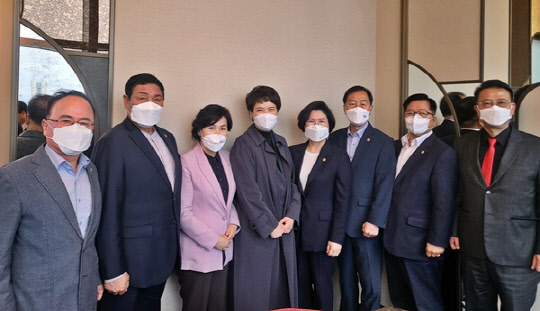 국민의힘 소속 경기도의회 의원 전원(7명)이 13일 당 경기도지사 예비후보인 김은혜(왼쪽 네번째) 국회의원을 지지한다고 선언했다. 김 의원은 같은 당 소속 4선 중진을 지낸 유승민 전 국회의원과 경기지사 경선 맞대결을 벌이고 있다.<김은혜 국민의힘 경기도지사 예비후보 캠프 제공 사진>